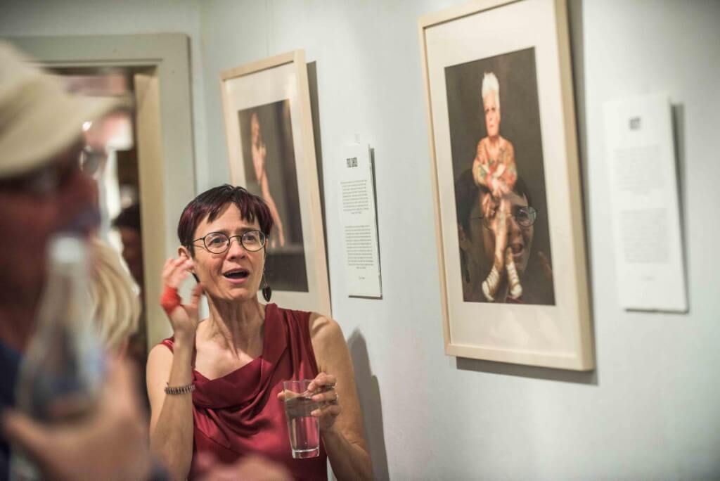 neue Ausstellung Galerie Markt 21, Weimar "Just People - Akzeptanz" Fotoausstellung von Cornelia Schmidt (im Roten Kleid) Foto: Maik Schuck / Weimar